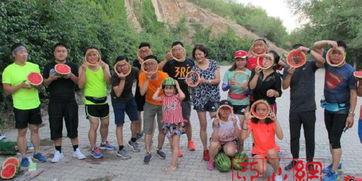 乌鲁木齐吃瓜女子,揭秘网络热议背后的真相