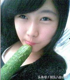 美女野外吃瓜,美女与瓜果的浪漫邂逅