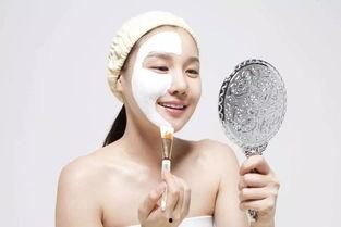 敷面膜吃瓜,享受夏日护肤与休闲的双重乐趣