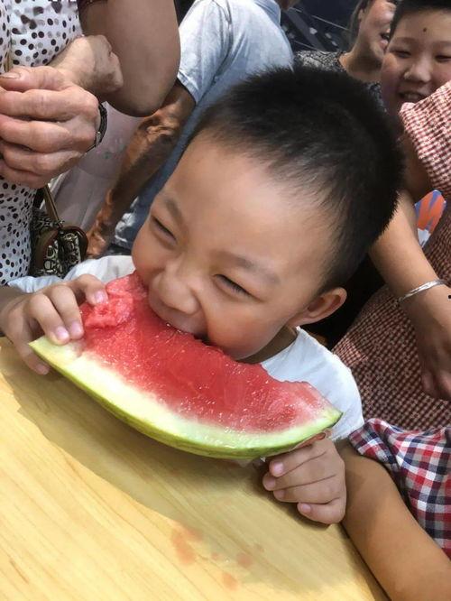 吃瓜拍照姿势,解锁夏日吃瓜拍照新姿势