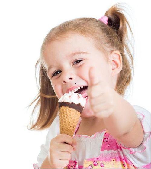 寒宝宝cos吃瓜,萌态十足引网友热议